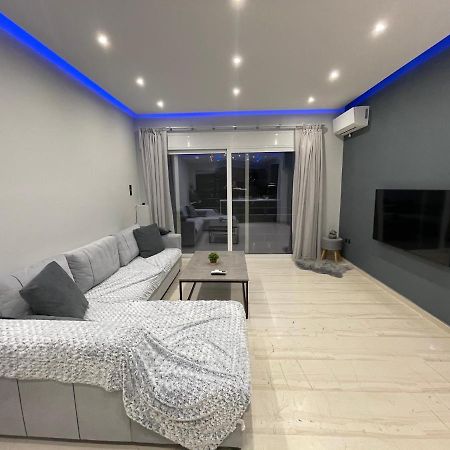 Luxury 3 Bedroom Apartment In Kiato Center Exteriör bild