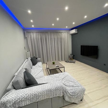 Luxury 3 Bedroom Apartment In Kiato Center Exteriör bild