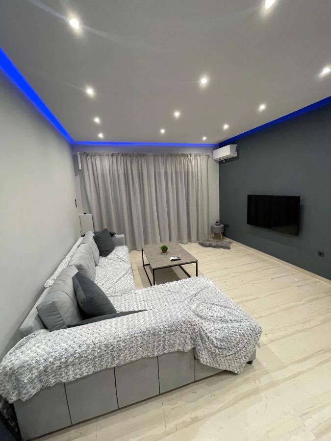 Luxury 3 Bedroom Apartment In Kiato Center Exteriör bild